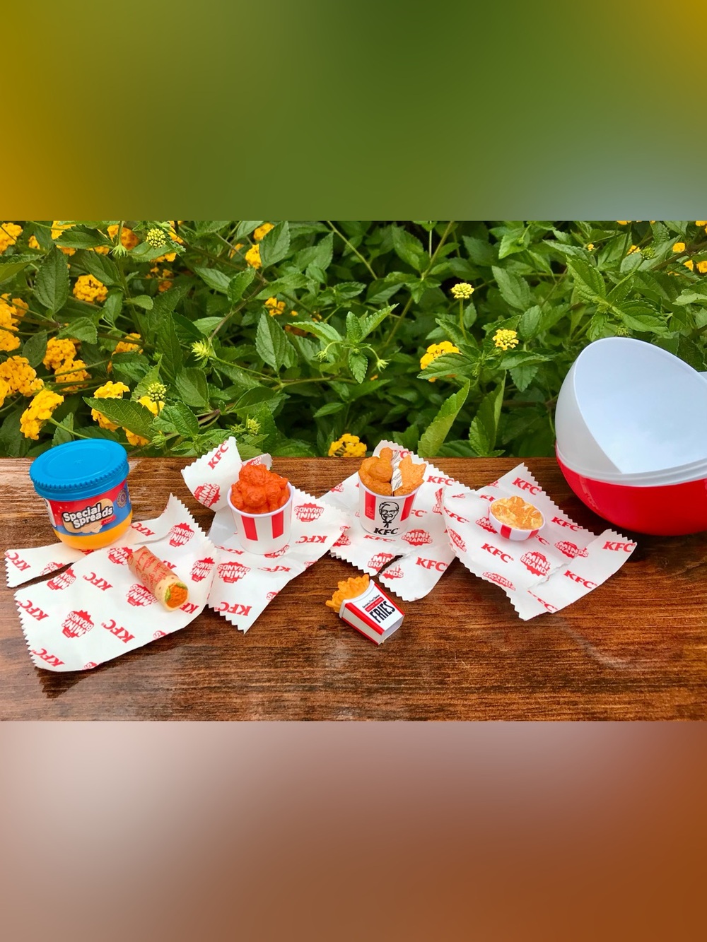 Zuru Mini Brands KFC Kentucky Fried Chicken Toys SHOPKINS Container